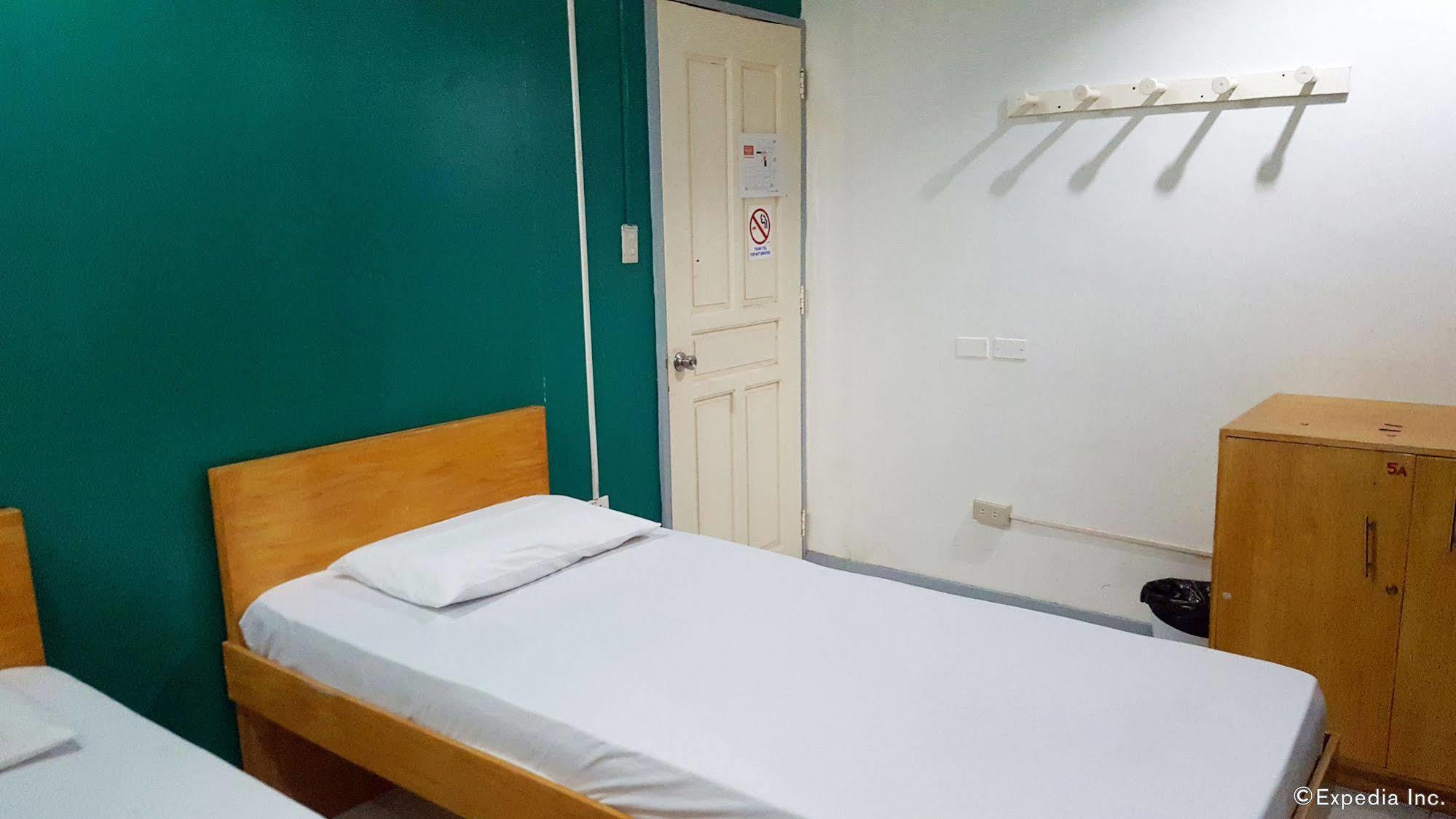 Lokal Hostel Макати Экстерьер фото