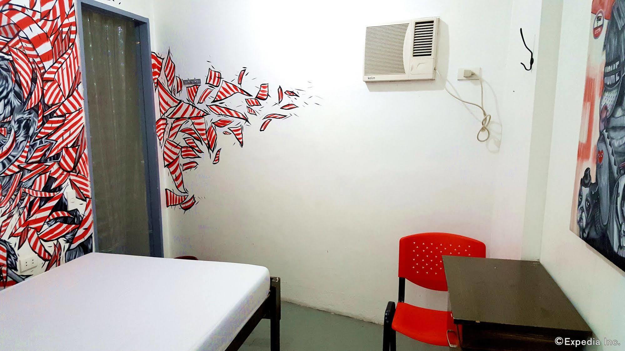 Lokal Hostel Макати Экстерьер фото